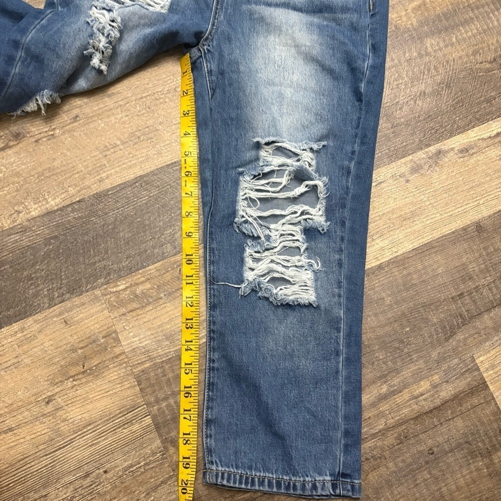 Fashion nova size 3 capri style distressed jeans - Picture 10 of 11